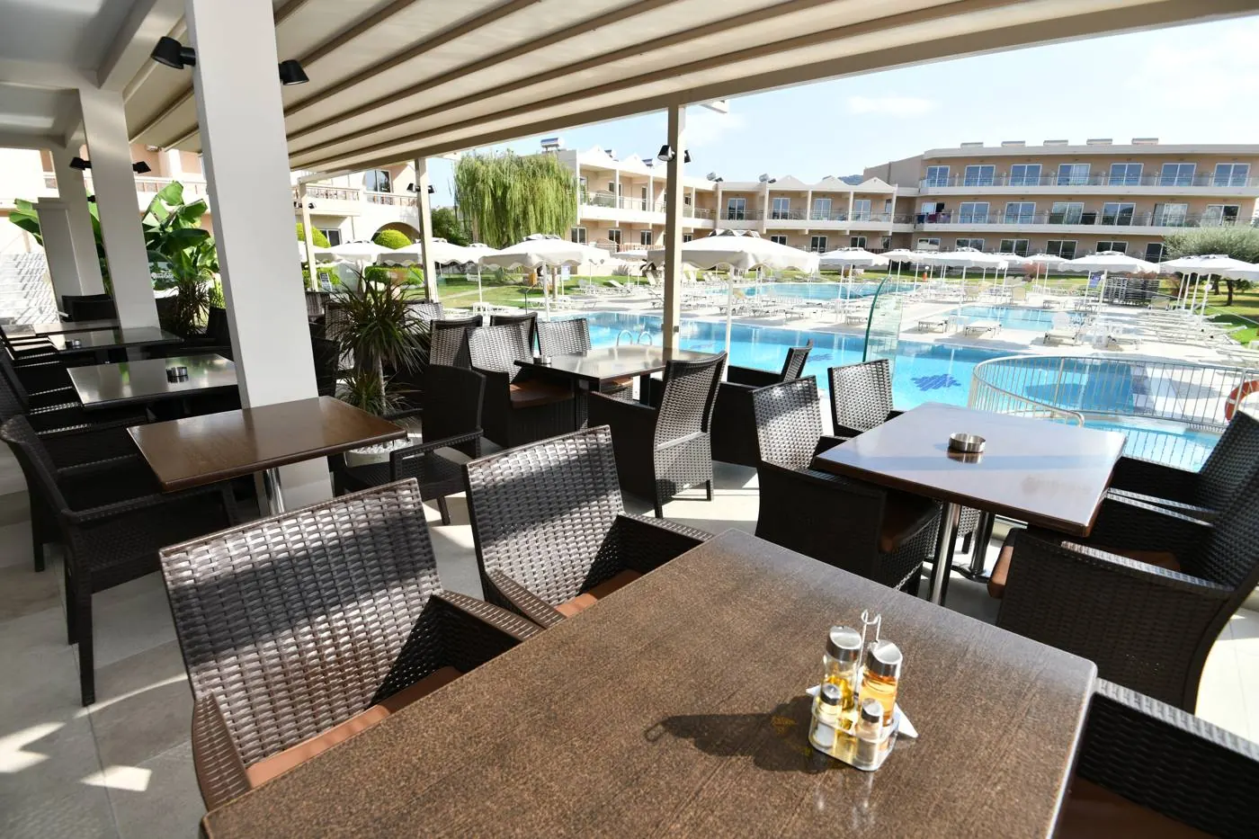 Restaurangens terrass vid poolen